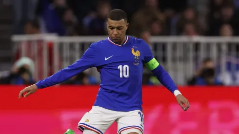 Kylian Mbappé atuando pela França. (Photo by Alexander Hassenstein/Getty Images)