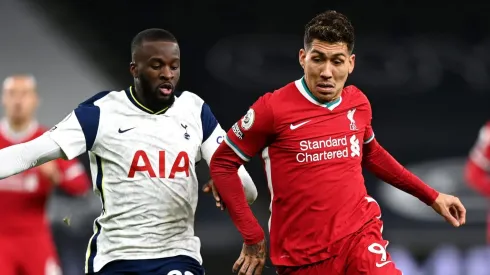 Tanguy Ndombele do Tottenham Hotspur e Roberto Firmino, do Liverpool. (Photo by Shaun Botterill/Getty Images)