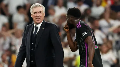 Davies foi flagrado conversando com Ancelotti (Foto: Alexander Hassenstein/Getty Images)