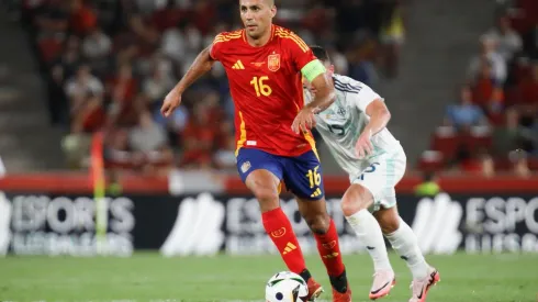 Rodri em ação pela Espanha no amistoso contra a Irlanda do Norte, em 8 de junho. (Associated Press / Alamy Stock Photo)