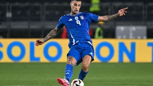 Scamacca em ação pela Itália, no amistoso contra a Bósnia. (Zuma Press / Alamy Stock Photo)