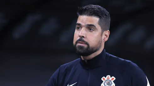 António Oliveira tem desfalques importantes para montar o time. Foto: Marcello Zambrana/AGIF