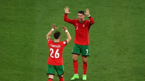 Cristiano Ronaldo e Francisco Conceição celebram vitória de Portugal na Eurocopa 2024. (Photo by Julian Finney/Getty Images)