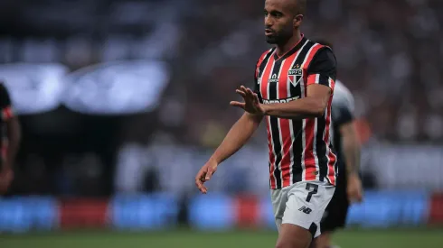 Lucas em campo pelo São Paulo no clássico contra o Corinthians, no domingo (16). (Associated Press / Alamy Stock Photo)