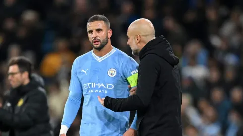 Guardiola aconselha Kyle Walker. Foto: Michael Regan/Getty Images