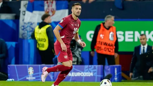 Tadic em campo pela Sérvia, na partida contra a Inglaterra, na primeira rodada. (SPP Sport Press Photo. / Alamy Stock Photo)