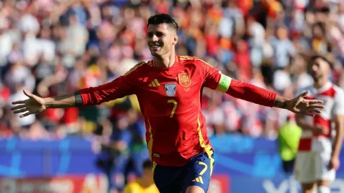 Morata comemora seu gol contra a Croácia, na partida de estreia da Espanha na Eurocopa. (Fabideciria / Alamy Stock Photo)