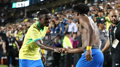 Vini Jr e Endrick comemoram gol pela Seleção Brasileira. Foto: Omar Vega/Getty Images