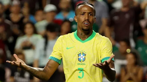 Seleção Brasileira: Atacante sofre entrada de Éder Militão e deixa campo machucado.