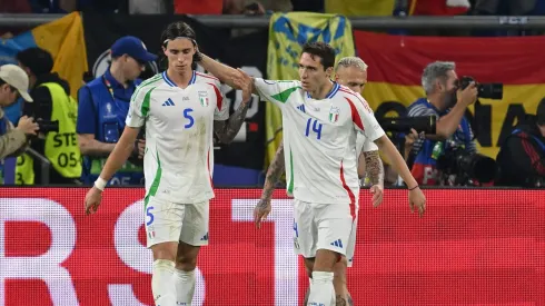 Riccardo Calafiori, da Itália, é consolado pelo companheiro de equipe Federico Chiesa depois de marcar um gol contra (Photo by Claudio Villa/Getty Images for FIGC)