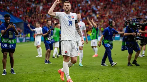 Skriniar durante comemoração da vitória da Eslováquia sobre a Bélgica, na primeira rodada da Eurocopa. (Eibner-Pressefoto / Alamy Stock Photo)Milan Skriniar( Slovakei #14)
GER, Belgium (BEL) vs. Slovakia (SVK), Fussball Europameisterschaft, UEFA EURO 2024, Gruppe E, 1. Spieltag, 17.06.2024
DFB/DFL REGULATIONS PROHIBIT ANY USE OF PHOTOGRAPHS AS IMAGE SEQUENCES AND/OR QUASI-VIDEO
Foto: Eibner-Pressefoto/Roger Buerke