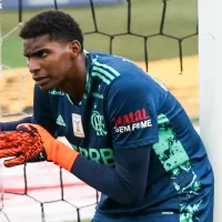 Corinthians tem cinco concorrentes para fechar com goleiro do Flamengo, que pode surpreender