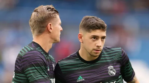 Kroos passa o bastão para Fede Valverde. Foto: Florencia Tan Jun/Getty Images