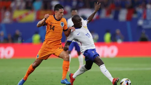 Reijnders disputa bola com Kante em Holanda x França. (Photo by Carl Recine/Getty Images)