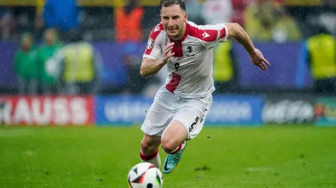 Kakabadze em ação pela Geórgia na partida contra a Turquia pela Eurocopa. (SPP Sport Press Photo. / Alamy Stock Photo)