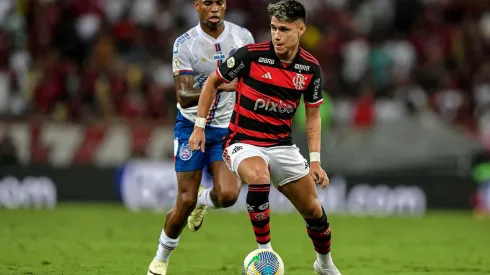 Luiz Araújo em ação pelo Flamengo contra o Bahia no Campeonato Brasileiro. (Associated Press / Alamy Stock Photo)