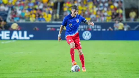 Pulisic carrega a bola pelos Estados Unidos durante partida amistosa contra o Brasil. (Sipa US / Alamy Stock Photo)