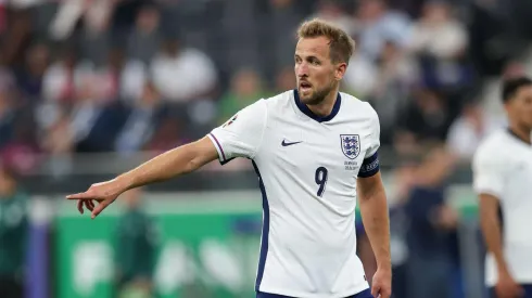 Harry Kane orienta seus companheiros de seleção na partida entre Inglaterra e Dinamarca na Eurocopa. (Sipa US / Alamy Stock Photo)