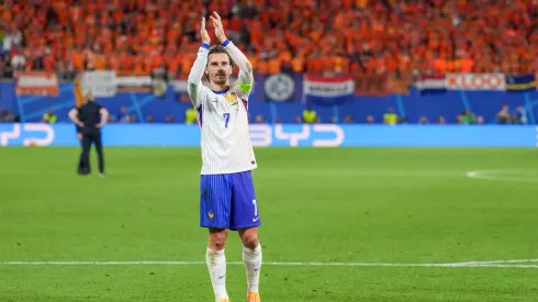 Griezmann cumprimenta a torcida após o empate entre França e Holanda pela Euro. (Dimitrije Vasiljevic / Alamy Stock Photo)