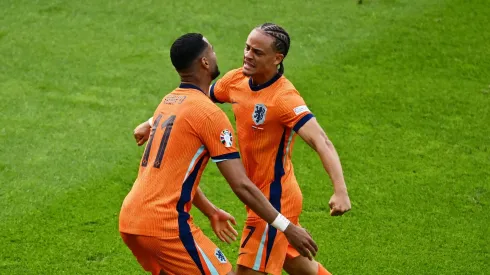 Gakpo e Xavi Simons em gol da Holanda na derrota de hoje. Foto: Dan Mullan/Getty Images