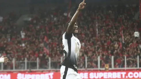 Cacá celebra seu gol no empate do Corinthians contra o Athletico-PR. (Associated Press / Alamy Stock Photo)