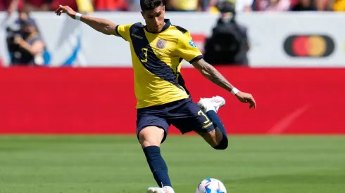 Hincapie na partida de estreia do Equador na Copa América, contra a Venezuela. (Associated Press / Alamy Stock Photo)