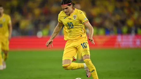 Hagi em ação pela Romênia na derrota para a Bélgica na Eurocopa. (Aflo Co. Ltd. / Alamy Stock Photo)