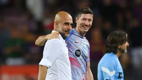 Guardiola e Lewandowski abraçados em jogo entre City e Barcelona. Foto: David Ramos/Getty Images