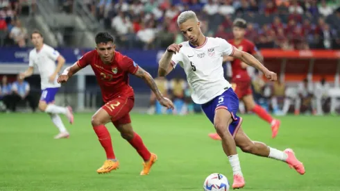 Antonee Robinson carrega a bola na partida entre Estados Unidos e Bolívia pela Copa América. (ZUMA Press, Inc. / Alamy Stock Photo)