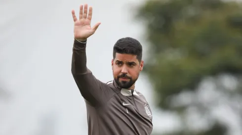 Pressionado, António Oliveira precisa dar resposta no Corinthians. Foto: Reinaldo Campos/AGIF