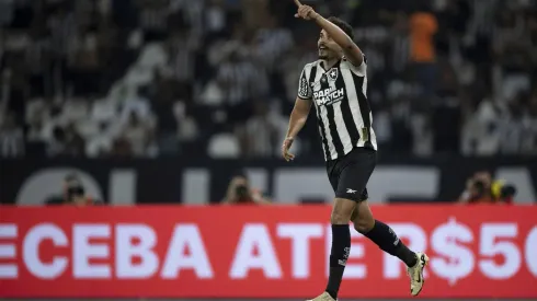 Carlos Eduardo durante a comemoração de um de seus gols contra o RB Bragantino pelo Brasileirão. (Associated Press / Alamy Stock Photo)