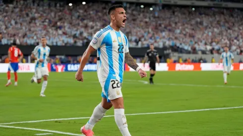 Lautaro Martinez comemora gol que deu a vitória da Argentina contra o Chile na Copa América. (Associated Press / Alamy Stock Photo)