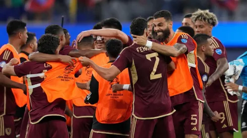 Jogadores da Venezuela comemoram vitória contra o México, que garantiu a classificação para as quartas da Copa América. (Associated Press / Alamy Stock Photo)
