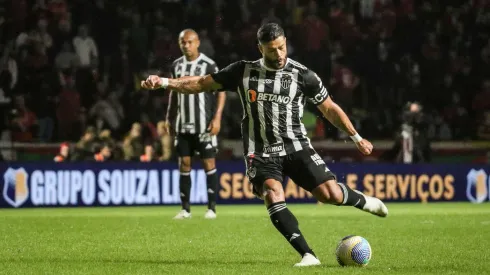 Hulk em campo pelo Atlético-MG durante partida contra o Internacional pelo Brasileirão. (Associated Press / Alamy Stock Photo)