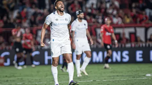 Reinaldo comemora seu gol no duelo entre Atlético-GO e Grêmio, no Brasileirão. (Associated Press / Alamy Stock Photo)