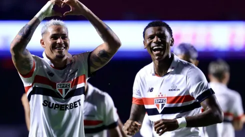 Luciano e Arboleda comemoram o segundo gol do São Paulo no confronto contra o Criciúma pelo Brasileirão. (Associated Press / Alamy Stock Photo)
