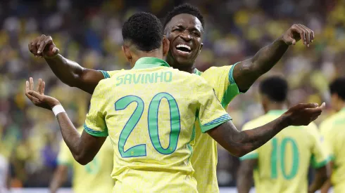 Vini Jr e Savinho comemoram vitória contra o Paraguai. Foto: Rafael Ribeiro/CBF