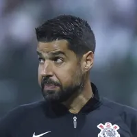 Técnico do Corinthians, António Oliveira, faz cobrança: \'queria já ter os jogadores\'