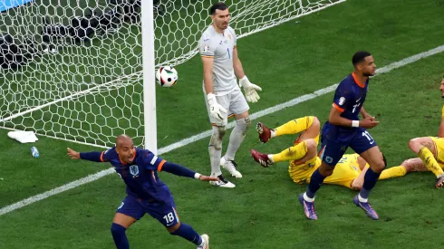 MALEN COMEMORA O TERCEIRO GOL DA HOLANDA CONTRA A ROMÊNIA. (Photo by Alexander Hassenstein/Getty Images)