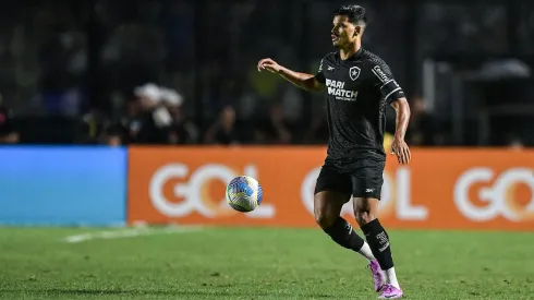 Danilo Barbosa em campo pelo Botafogo no clássico contra o Vasco pelo Brasileirão. (AGIF / Alamy Stock Photo)