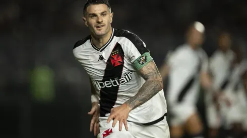Vegetti comemora o gol de empate do Vasco no duelo contra o Botafogo pelo Brasileirão. (AGIF / Alamy Stock Photo)