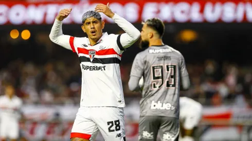 Alan Franco chama a torcida no confronto entre São Paulo e Bahia no Brasileirão. (Associated Press / Alamy Stock Photo)