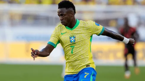 Contra a Colômbia, Vini só conseguiu finalizar uma vez, e para fora, contra a meta adversária. Associated Press / Alamy Stock Photo