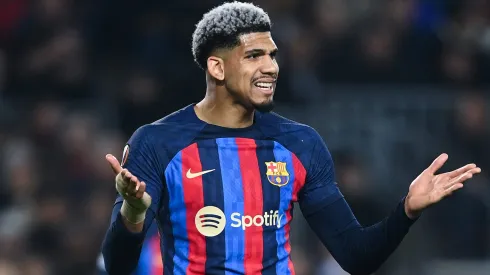 Manchester City quer Araújo, do Barcelona, e aceita oferecer jogador em troca.
