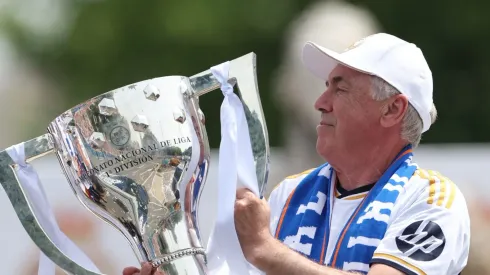 Carlo Ancelotti com taça conquistada no Real Madrid. Foto: Florencia Tan Jun/Getty Images