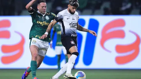 Yuri Alberto disputa bola com Fabinho no clássico entre Palmeiras e Corinthians pelo Brasileirão. (Associated Press / Alamy Stock Photo)