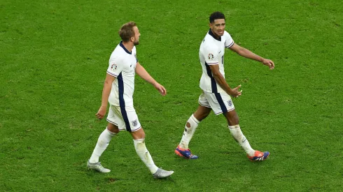 Harry Kane e Jude Bellingham lado a lado na comemoração da vitória inglesa. Foto:  Shaun Botterill/Getty Images