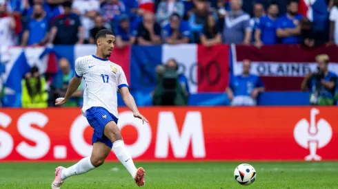 Saliba em campo pela França durante a partida contra a Bélgica, pelas oitavas de final. (Eibner-Pressefoto / Alamy Stock Photo)<br />
Foto: Eibner-Pressefoto/Michael Memmler