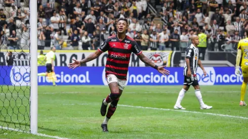 Bruno Henrique durante a comemoração de um de seus gols, na vitória do Flamengo sobre o Atlético-MG. (Foto Arena LTDA / Alamy Stock Photo)