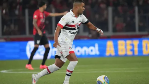 Alisson em ação na partida entre São Paulo e Athletico Paranaense pelo Brasileirão. (Foto Arena LTDA / Alamy Stock Photo)